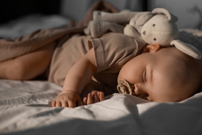 Wyzwania ze snem niemowlaka – jak pomóc małemu człowiekowi spać lepiej?