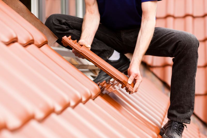 Współczesne pokrycia dachowe – kluczowe informacje o dachówkach