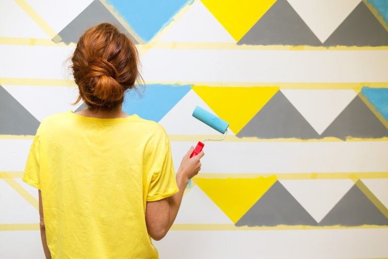 Jak pomalować ścianę w paski – przewodnik do samodzielnego tworzenia dekoracji ściennej